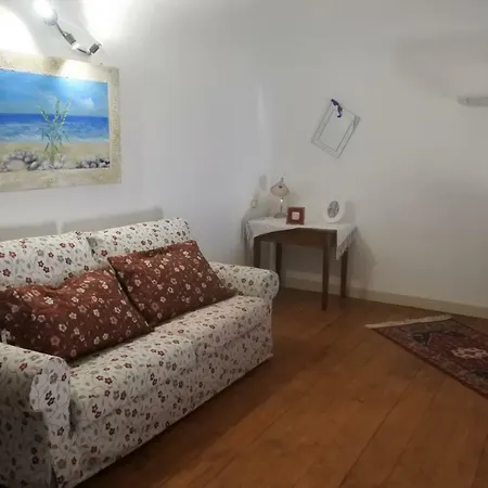 Isabel Casa Al Mare *